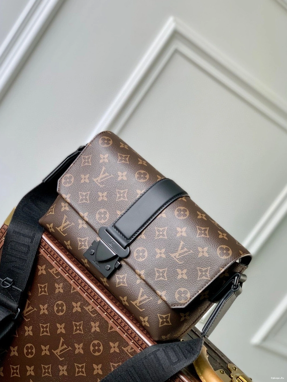 S-Cape VUITTON LOUIS Messenger 0405